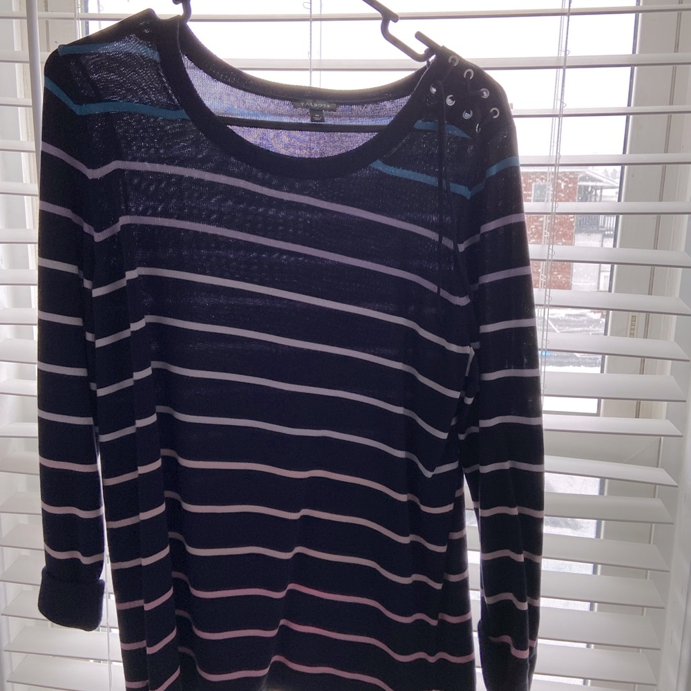 Nice sweater never worn.